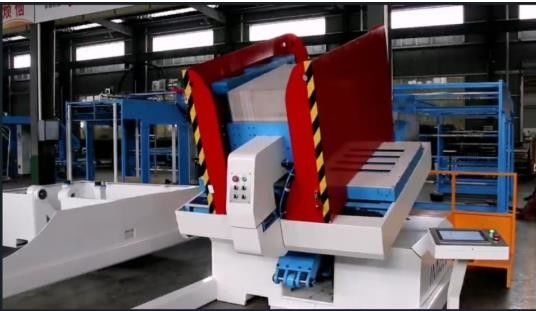 Efficiënt draaien pallets met automatische stapler Pile Turner Machine uitlijnen en stof verwijderen