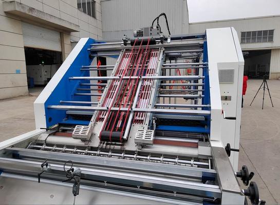 Elektrisch stroomsysteem Automatische fluitlamineermachine ontworpen voor een papierdikte van 150 tot 800 gram en een minimale velgrootte van 400 x 380 mm
