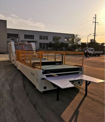 1450mm de 1650mm Automatische van de het Etiketlijm van de Hoge snelheidsfluit Plakkende Fluit Laminatorr voor Golfdocument